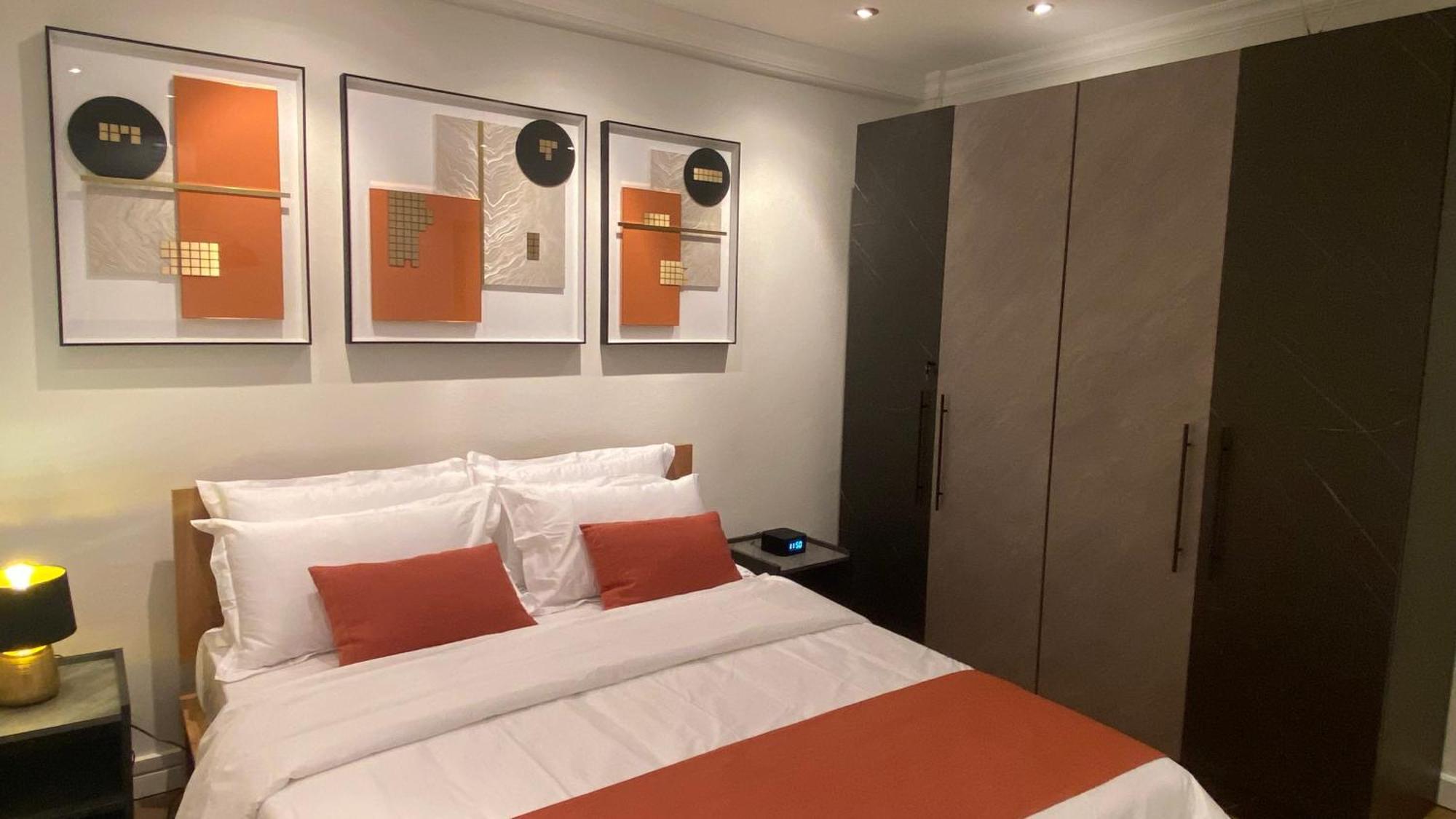 Metro Apartment *