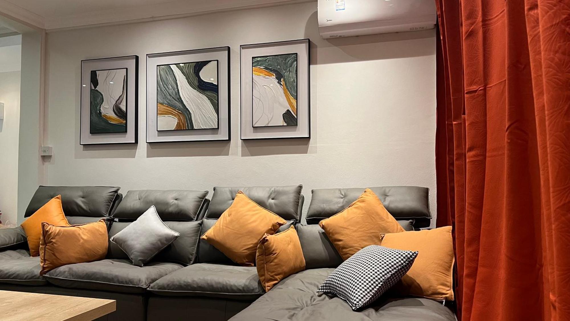 Metro Apartment *